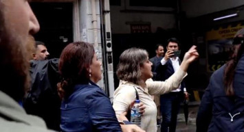 Kadıköy'de HDP'li vekillerinde bulunduğu bir grup, PKK terör örgütü elebaşı Abdullah Öcalan lehine yürüyüş düzenledi! 