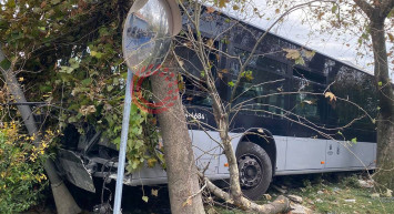 Kadıköy’de korku dolu anlar: Metrobüs kontrolden çıkıp duvara çarptı