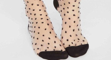 Kadın çorabının parmak ucundaki koyuluk neden var?