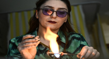 Kadın girişimci, ev atölyesinde atık camlardan dünya çapında takılar üreterek başarı yakaladı!