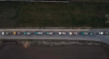 Kahramanmaraş depremlerin enkazları kaldırılıyor: Hafriyat kamyonları metrelerce kuyruk oluşturdu