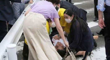 Kameralar önünde korku dolu anlar: Japonya eski Başbakanı Şinzo Abe silahlı saldırıya uğradı