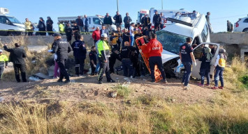 Kamyonet ile işçileri taşıyan servis çarpıştı: Çok sayıda ölü ve yaralı var