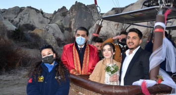 Kapadokya'da 800 Metre Yükseklikte Dünya Evine Girdiler