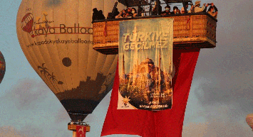 Kapadokya’da Gökyüzüne Balonlar Bu Kez 15 Temmuz İçin Havalandı