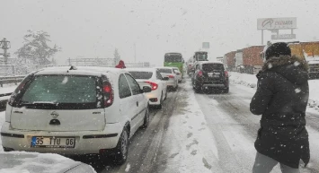 Kar fırtınası Kars'ı vurdu: 58 köy yolu ulaşıma kapandı, 15 araç mahsur kaldı!