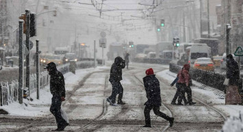 Kar yağışı yeniden başladı: Meteoroloji İstanbul için saat verdi