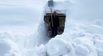 Kara Gömülen Köyde Evden Tünel Kazarak Çıkıyorlar