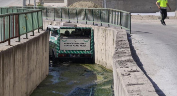 Karabük’te Cenaze Aracı Su Kanalına Düştü