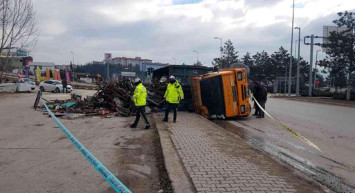 Karabük'te Korkunç Kaza: Kontroldan Çıkan Hurda Yüklü Kamyon Devrildi!