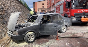Karabük'te Park Halindeki Araçta Yangın Çıktı