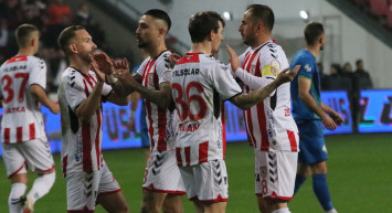 Karadeniz derbisinde kazanan Samsunspor: Rizespor'u 3 golle geçti