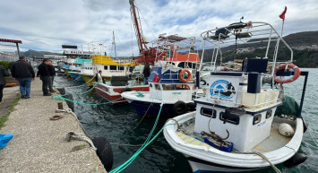 Karadeniz’de dev dalgalar gemiyi karaya oturttu: Okullar 1 gün tatil edildi