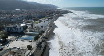 Karadeniz’de fırtına alarmı: Dev dalgalar sahil şeridine zarar verdi