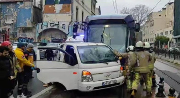 Karaköy’de tramvay kamyonete çarptı: Hat ulaşıma kapandı