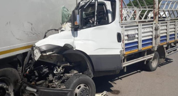 Karaman’da Duran Tıra Kamyonet Çarptı: 1 Ölü