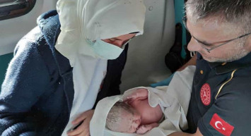 Karaman'da Yolda Denk Geldiği Ambulansta Doğum Yaptı!