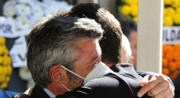 Kariyerinde Beşiktaş ve Fenerbahçe formasını terleten eski milli yıldız Tümer Metin babasını kaybetti! Emekli futbolcunun babası Ali Metin son yolculuğuna uğurlandı