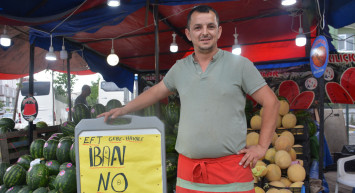 Karpuz satan pazarcı vatandaşlar yanında nakit taşımayınca çözümü IBAN vererek buldu!