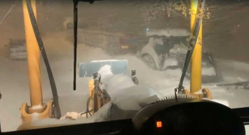 Kars'ta yoğun kar yağışı hayatı olumsuz etkiledi: Birçok araç yolda kaldı