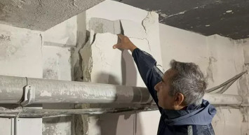 Kartal'da 3 bloklu sitede korkutan anlar: Bina dokundukça dökülüyor!