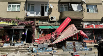 Kartal'da balkon faciası: 1 kişi yaralandı!