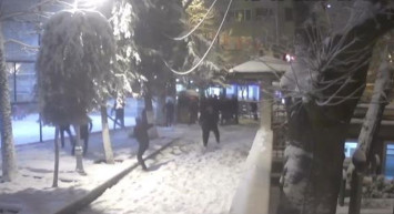 Kartopu değil meydan savaşı! İstanbul'da kar topu savaşında silahlar devreye girdi: Çok sayıda kişi yaralandı