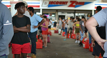 Kasırgaya Teslim Olan ABD'de Gıda ve Benzin Kuyruğu!