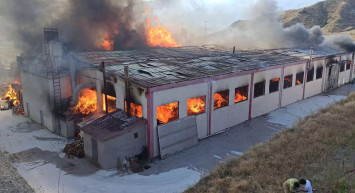 Kastamonu’da korku dolu anlar: Kapı fabrikası alev aldı, dumanlar gökyüzünü kapladı