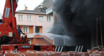Kastamonu'da korkutan yangın: Bina alevlere teslim oldu