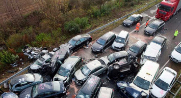 Katliam gibi kaza! 42 araç birbirine girdi: Çok sayıda ölü ve yaralı var