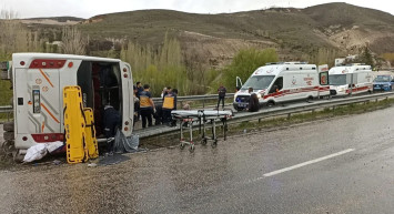 Katliam gibi kaza: Sivas’ta minibüs devrildi, çok sayıda yaralı var