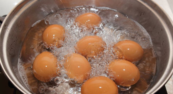 Kaynamış yumurta suyu neye iyi gelir, saça faydalı mıdır? Kaynamış yumurta suyu kemik erimesine iyi geliyor 