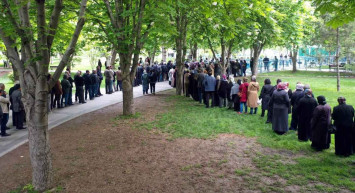 Kayseri'de metrelerce kuyruk oluştu: Vatandaşlar organik domates fidesi alabilmek için birbiriyle yarıştı!