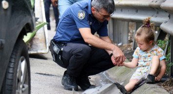 Kazazede miniğe polis şefkati! Yürekleri ısıtan kare geldi