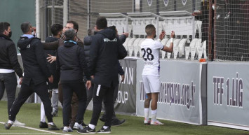 Keçiörengücü-Samsunspor Maçında Saha Karıştı!