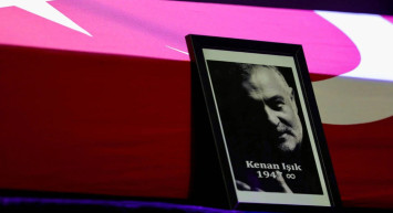 Kenan Işık’a son veda: Tabutun başında dakikalarca bekleyen kişi kim?