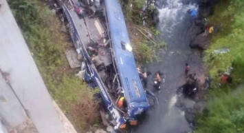 Kenya'da katliam gibi kaza! Yolcu otobüsü 40 metre yükseklikten nehre uçtu: 24 ölü