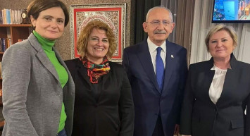 Kılıçdaroğlu’nun pozu sosyal medyada tepki çekti: Seccadenin üzerine bastı