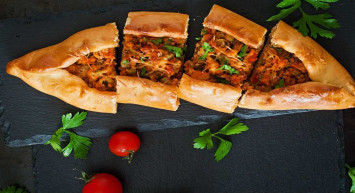 Kimse evde yaptığınıza inanmayacak! Dışarı lezzetlerini aratmayacak ev yapımı karışık pide tarifi