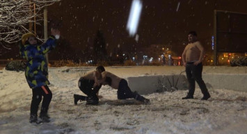 Kırıkkale'de Amatör Güreşçiler Kar Kış Demeden Yarı Çıplak Güreştiler