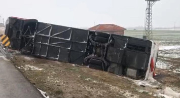 Kırşehir'de Yolcu Otobüsü Devrildi: 13 Yaralı