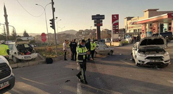 Kırşehir'de Zincirleme Kazada 4 Kişi Yaralandı