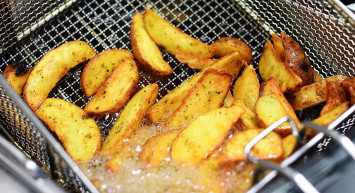 Kızartma yağı neden köpürür, kaç kere kullanılır, nasıl temizlenir, geri dönüştürülebilir mi, bozulur mu? Kızartma yağıyla ilgili bilinmesi gerekenler