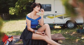 Kızı ile yaşadıkları sosyal medyada gündem oldu: Deniz Akkaya kimdir, kaç yaşında?