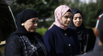 Kızıl Goncalar 12. bölüm fragmanı yayınlandı: Mira evden kaçarak Zeynep’in evine sığınıyor