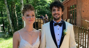 Kızları Zeynep'i kucaklarına alan Taner Ölmez ve Ece Çeşmioğlu'nun sosyal medyadan paylaştıkları kareleri herkesi duygulandırdı