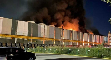 Kocaeli'de korkutan yangın! Demir çelik fabrikası alevlere teslim oldu