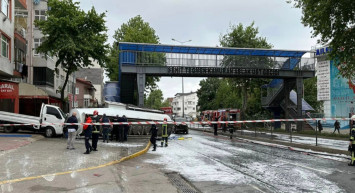 Kocaeli’nde benzin yüklü tanker devrildi: Patlama riskine karşı trafik durduruldu
