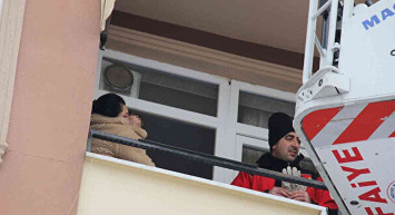 Kocaeli’nde Yürekleri Ağza Getiren Olay: Küçük Çocuğun Yaramazlığı Annesini Balkonda Mahsur Bıraktı!